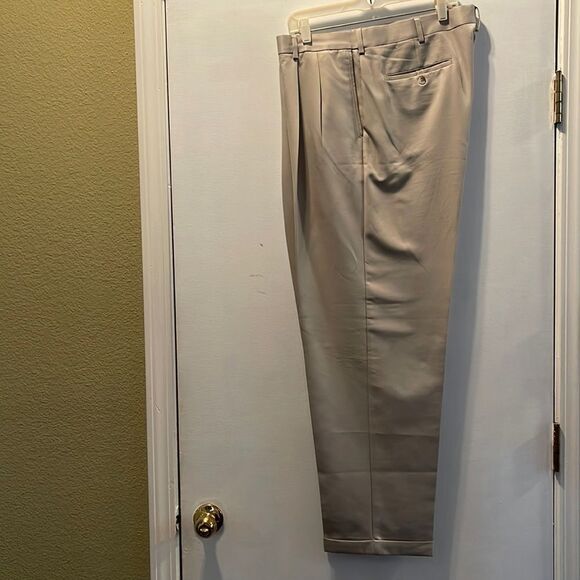 Roundtree & Yorke khaki pleated front chinos. 38 x 32. - Picture 1 of 3